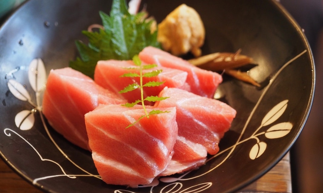 Prosta sałatka z tuńczykiem i jajkiem – Przepis